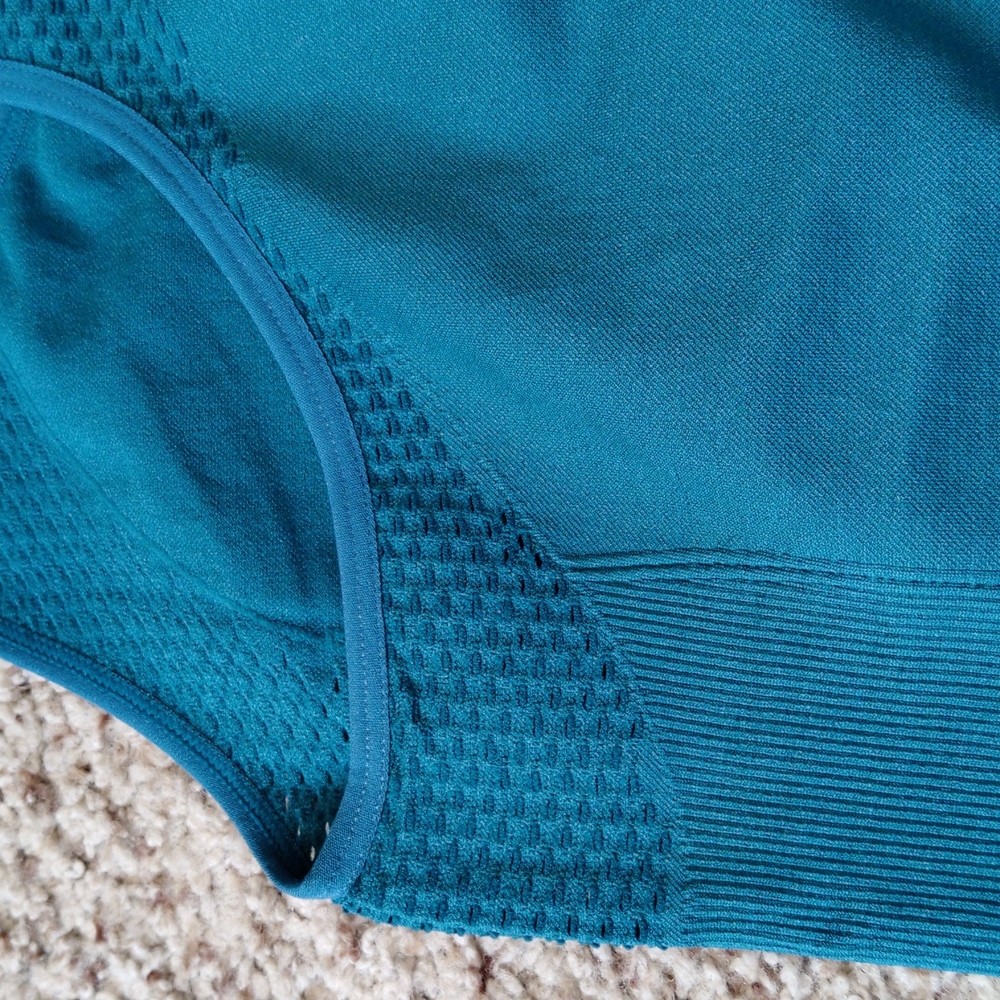 New Fabletics Workout Tank - Picture 6 of 7